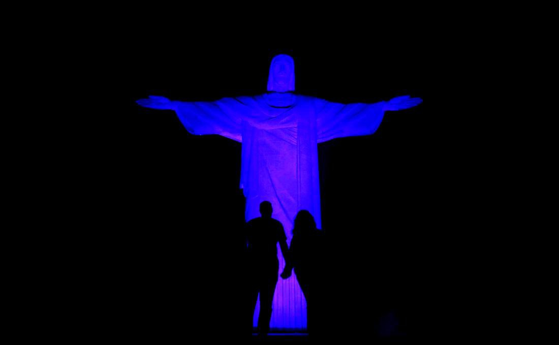 Bức tượng chúa nổi tiếng ở Rio de Janeiro (Brazil) thắp ánh sáng xanh ngày Autism Day (Ảnh: TIME)