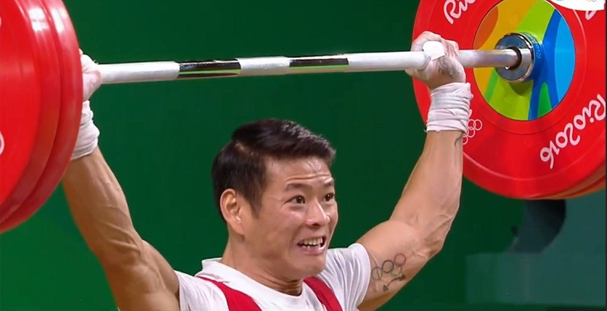Thạch Kim Tuấn thực hiện động tác cử giật 130kg