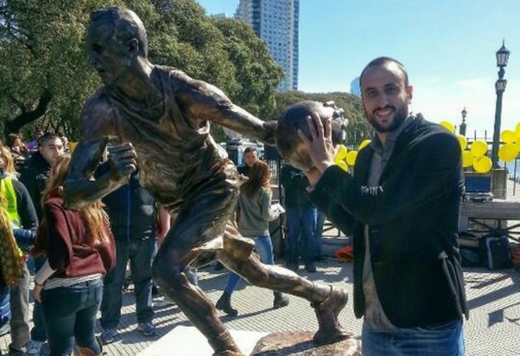 VĐV bóng rổ Manu Ginobili bên bức tượng của mình ở Buenos Aires