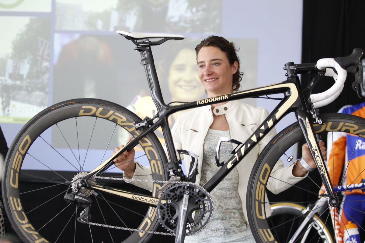 Marianne Vos và chiếc TCR Advanced SL sử dụng để giành huy chương vàng nội dung đua đường trường cá nhân nữ olympic London 2012.