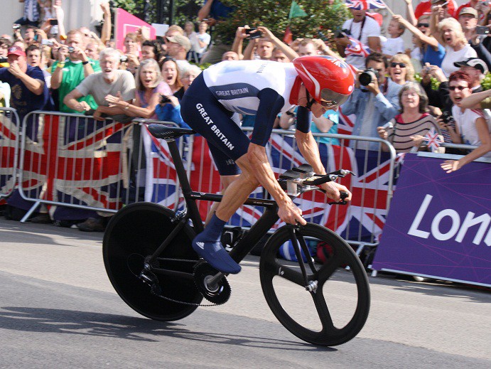 Sir Bradley Wiggins (Anh) trên chiếc xe tính giờ Pinarellon Graal tại London 2012