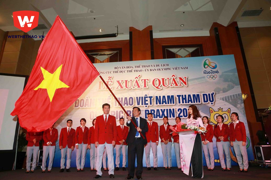 Ông Trần Đức Phấn nhận cờ từ Bộ trưởng Nguyễn Ngọc Thiện