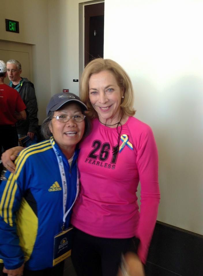 Bà Châu cùng huyền thoại Kathrine Switzer, nữ VĐV đầu tiên trong lịch sử hoàn thành Boston Marathon (có mang số Bib)