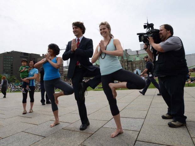 Justin Trudeau và vợ biểu diễn tư thế ''Tree pose'' trong một sự kiện yoga