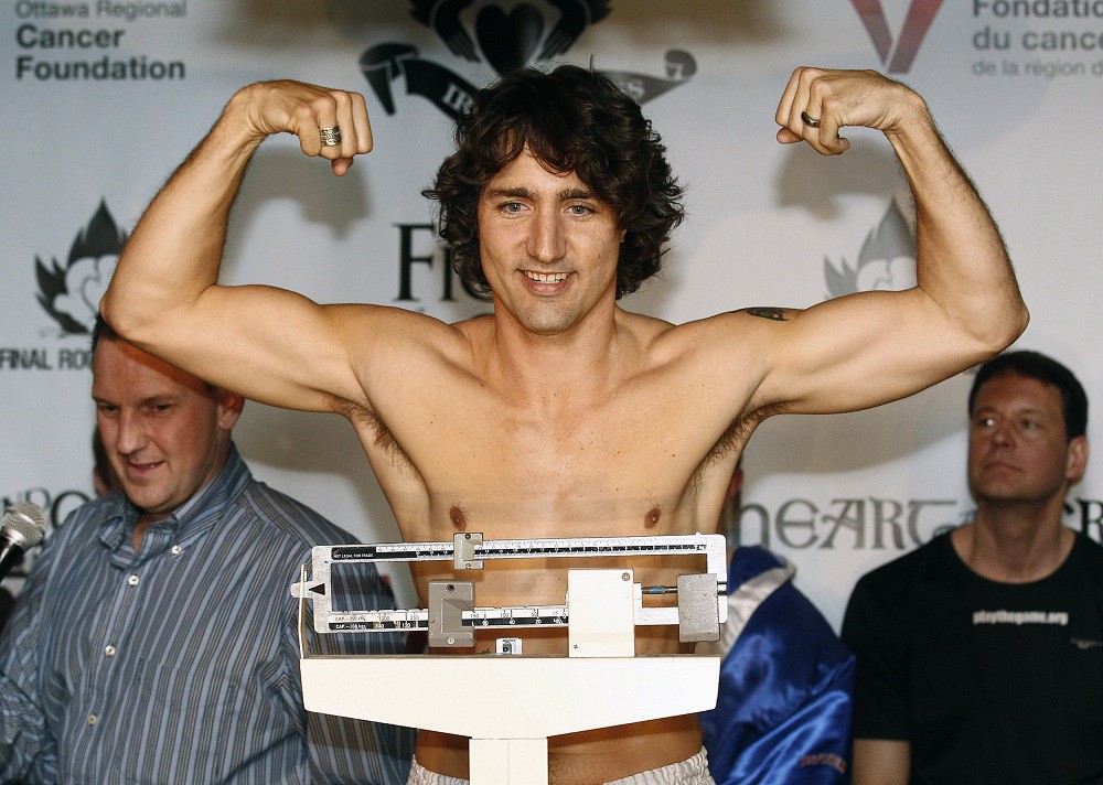 Ngoài chạy bộ và yoga, Justin Trudeau từng thượng đài boxing để gây quỹ từ thiện. Ảnh: NBC