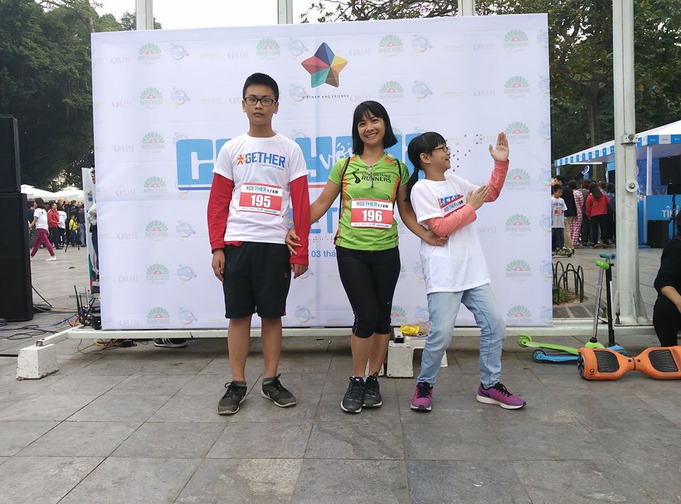 Ba mẹ con chị Đức Lâm chạy cùng với những người khiếm thị tại giải chạy Run Together