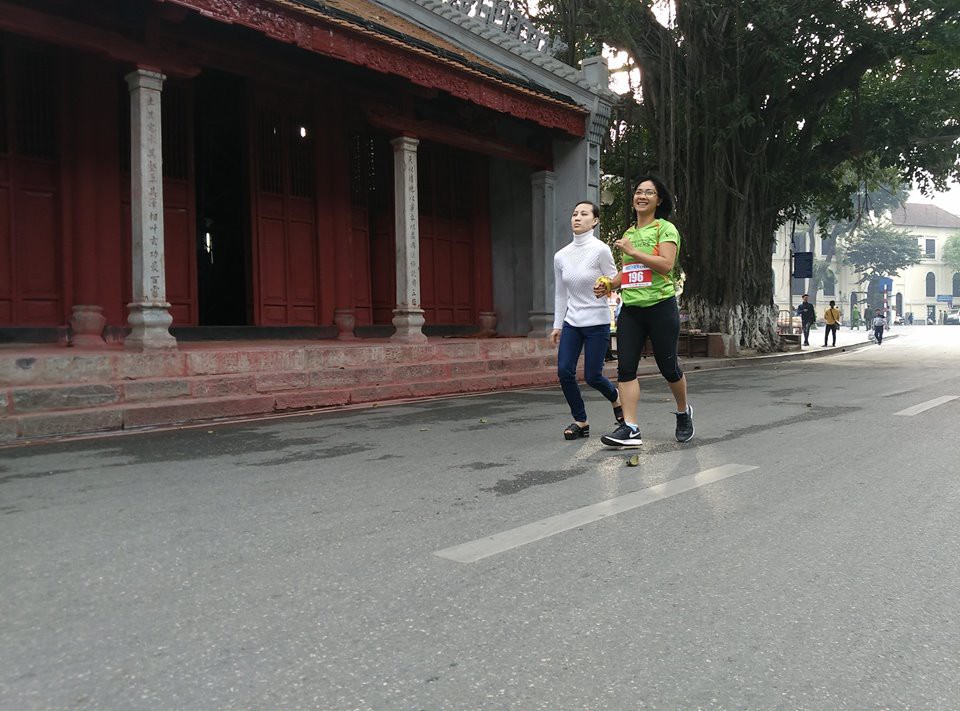 Chị Trần Đức Lâm dẫn người khiếm thị tại giải chạy Run Together tại Hà Nội