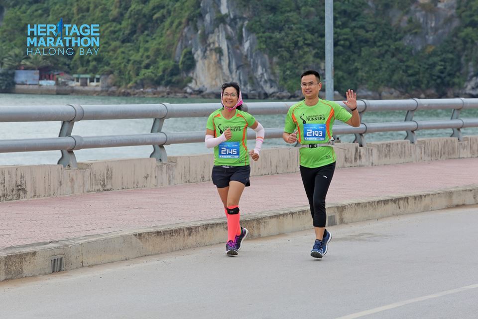 Chị Trần Đức Lâm chạy cùng chồng tại giải Hạ Long Bay Heritage Marathon 2016