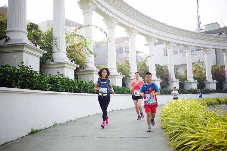 Chị Thanh Vân chạy cùng con trai tại giải Song Hong Half Marathon 2016