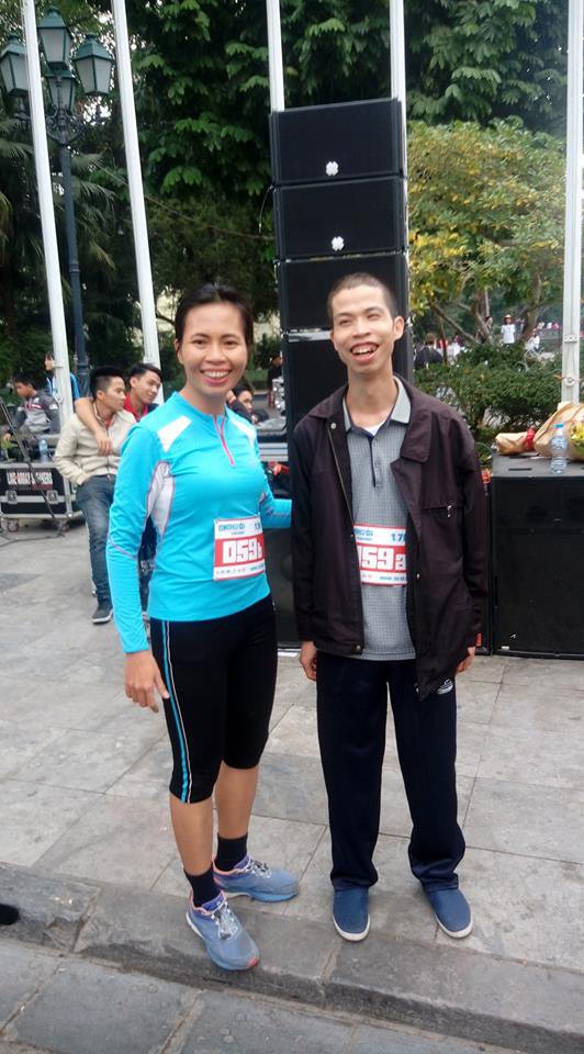 Trang Hạ chạy bộ cùng với người khiếm thị tại sự kiện Chạy với tôi - 2GETHER