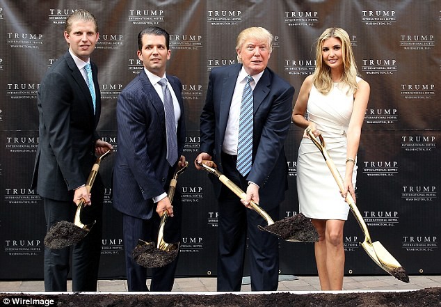 Ivanka Trump cùng Donald Trump và 2 người anh em Donald Jr. và Eric