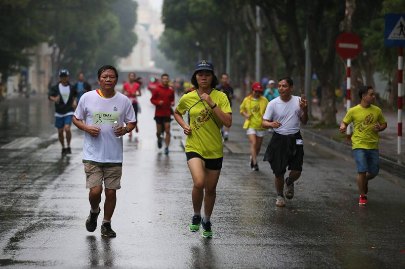 Những người yêu chạy bộ tại Hà Nội ngày càng nhiều có hoạt động có ý nghĩa vì sức khỏe cộng đồng. Ảnh: Linh Nguyen H