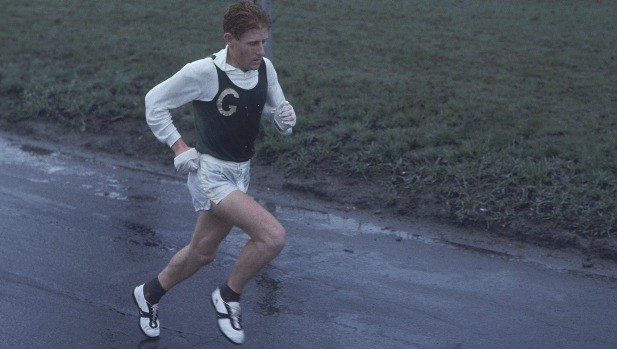 Dave McKenzie trên đường chạy tại Boston Marathon 1967. Ông mặc áo chữ G (Greymouth, tên CLB đã bán thịt cừu do những người nông dân trong vùng quyên góp để góp tiền lộ phí cho Dave McKenzie trong thời gian ở Mỹ)