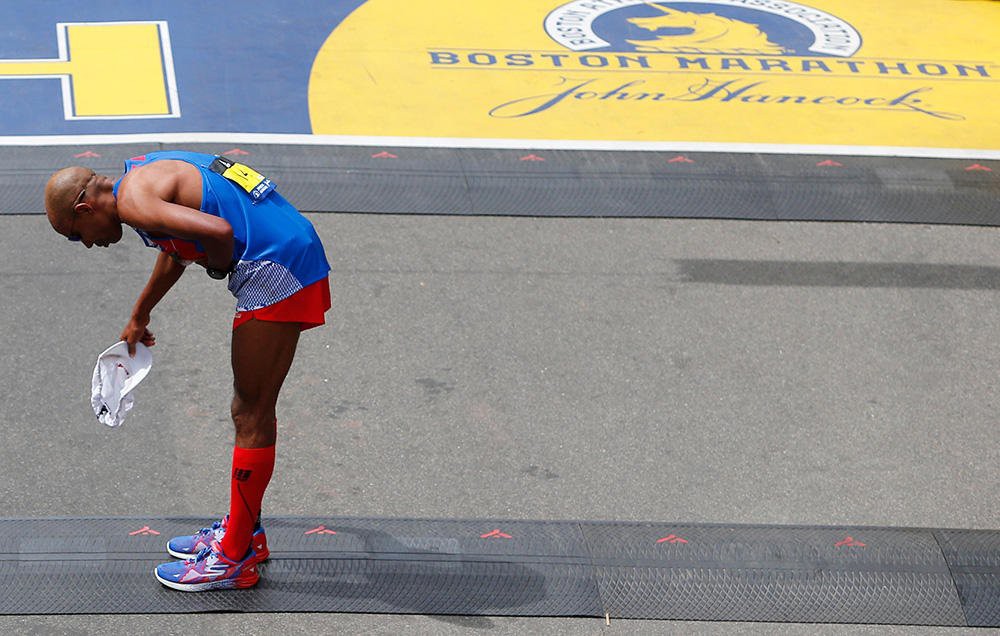 Meb Keflezighi vẫy chào tạm biệt người hâm mộ tại đích Boston Marathon 2017