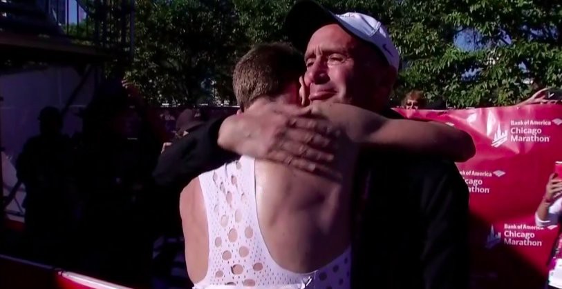 HLV Alberto Salazar ôm chầm học trò khóc ở vạch đích