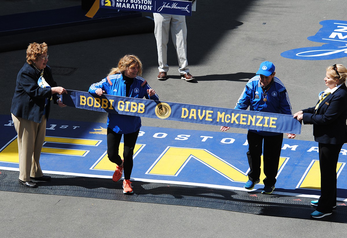 Hai Grand marshal Boston Marathon 2017 đi qua dải băng danh dự 