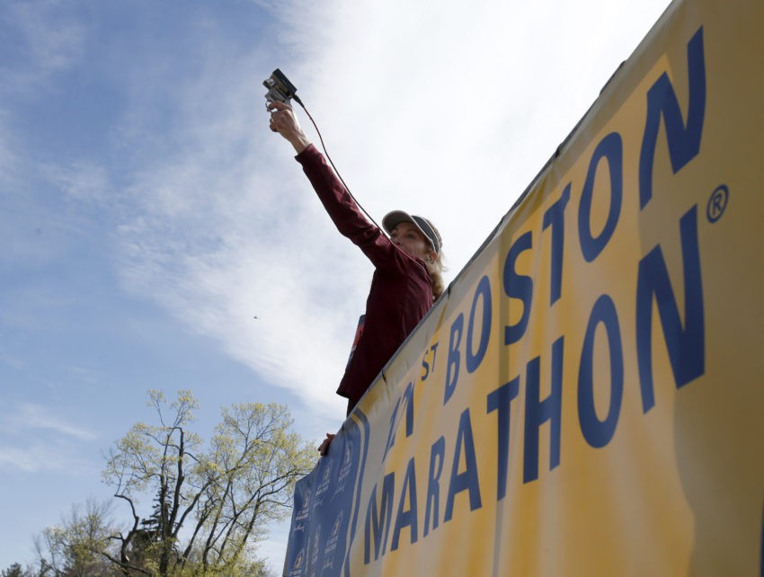 Katherine Switzer, người phụ nữ đầu tiên hoàn thành marathon bắn phát súng lệnh để các VĐV elite nữ xuất phát