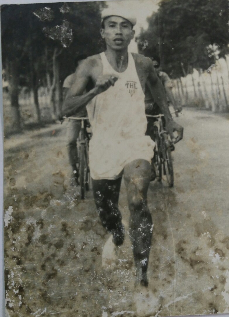 VĐV Bùi Lương tại giải chạy việt dã năm 1968 với bộ đồ toàn trắng