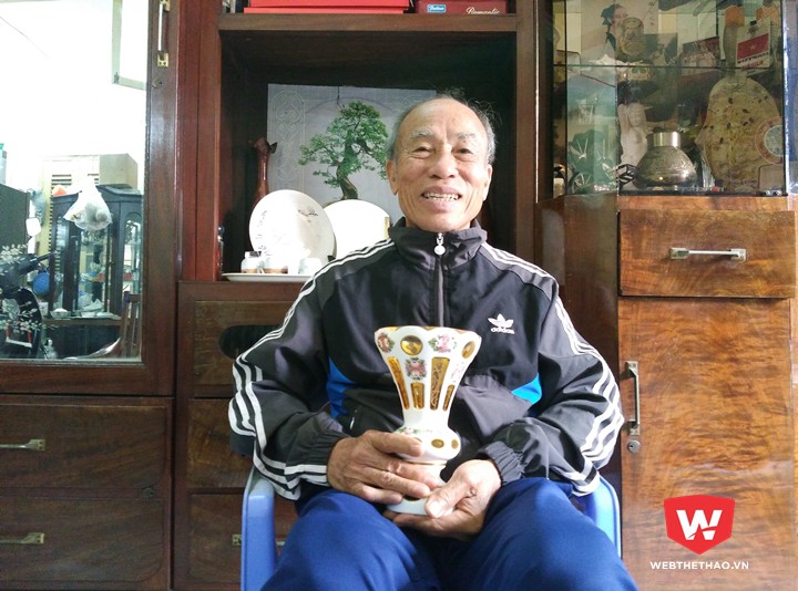 HLV Bùi Lương cầm trên tay bảo vật vô giá trong sự nghiệp chạy bộ