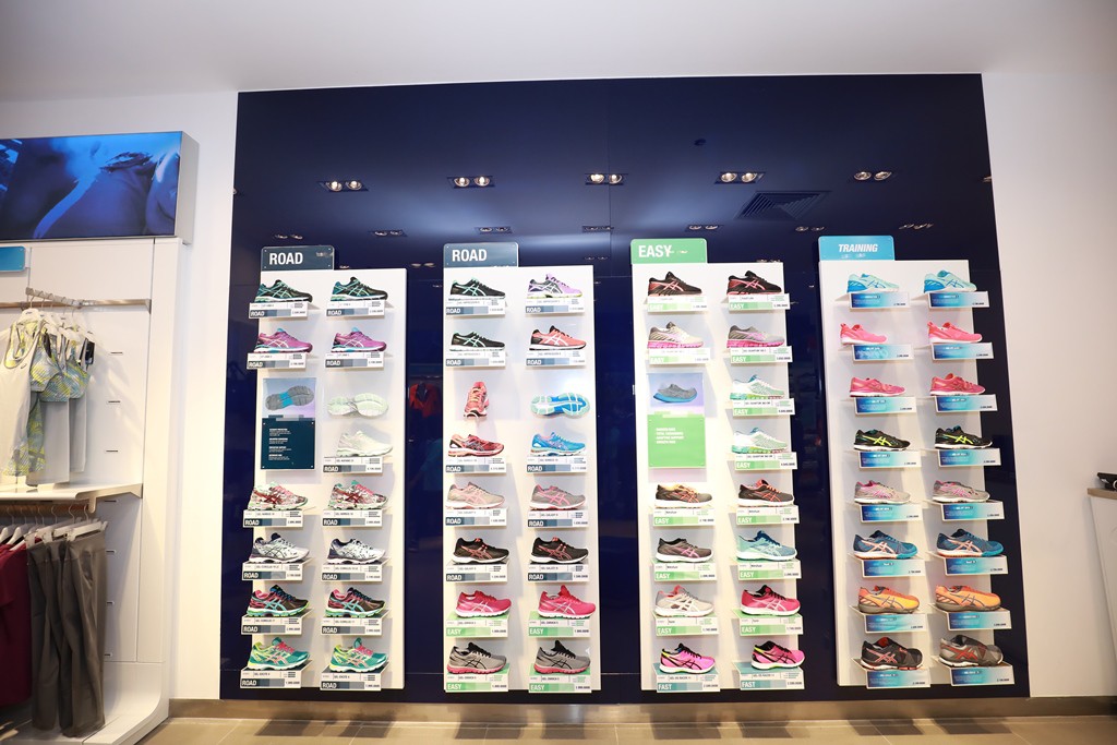 Gian trưng bày các mẫu giày tại gian hàng chính thức đầu tiên của ASICS