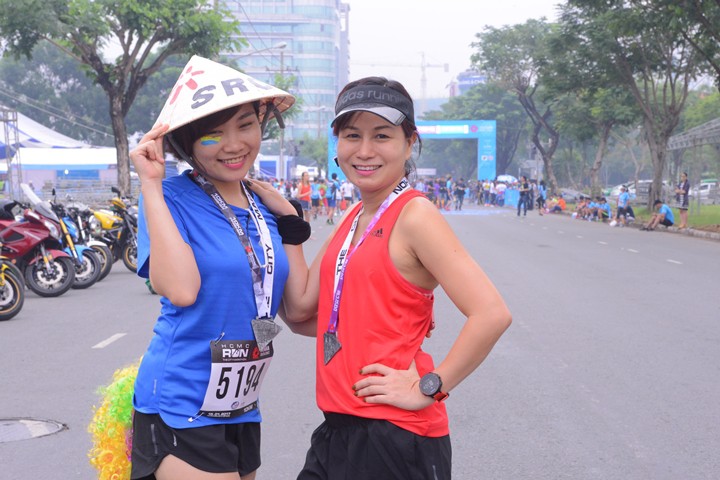 Chị Minh Nguyệt (phải), thành viên team adidas