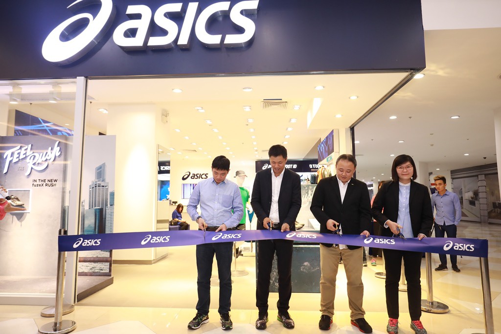 Lễ cắt băng khai trương cửa hàng chính thức của hãng giầy thể thao ASICS đầu tiên tại Việt Nam