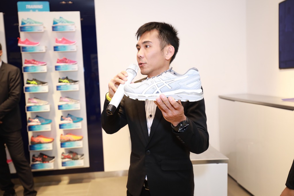 Ông Andy Neo, phó phòng marketing thể thao ASICS châu Á giới thiệu các sản phẩm giầy