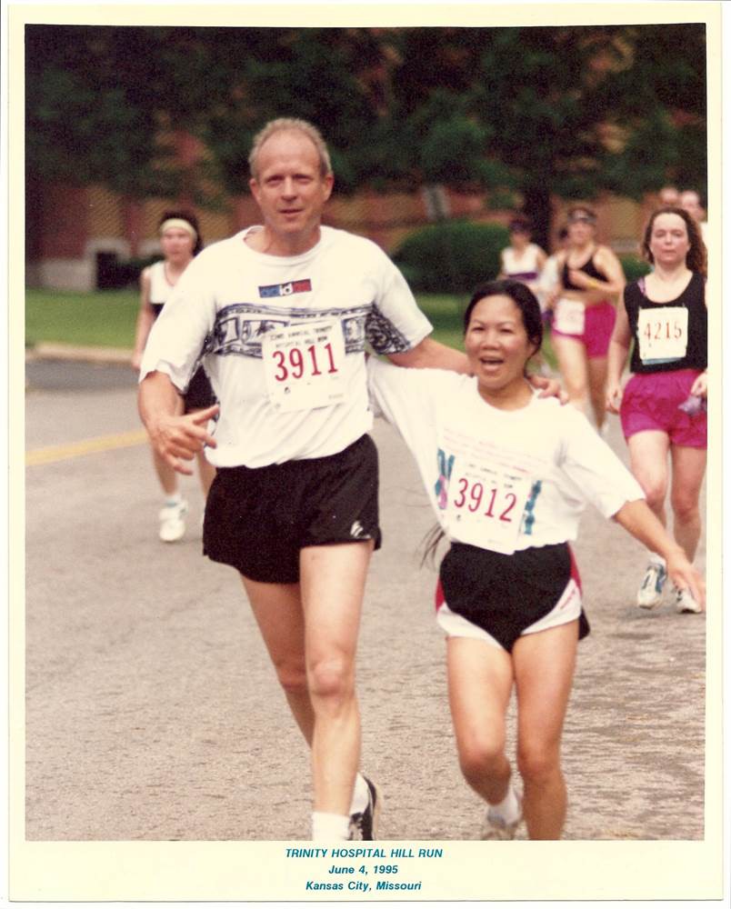 Bà Châu cùng chồng Michael Smith trong giải chạy cùng nhau đầu tiên năm 1995