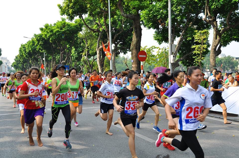 Hơn 1200 VĐV chạy giải báo Hà Nội Mới trong không gian phố đi bộ xung quanh hồ Hoàn Kiếm chào mừng Ngày giải phóng Thủ đô 10-10. Ảnh: Huy Dũng
