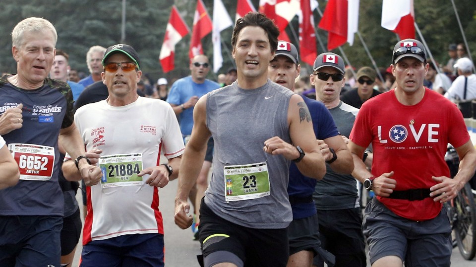 Justin Trudeau chạy bộ 5km tại giải Army Run hồi tháng 9 ở Ottawa