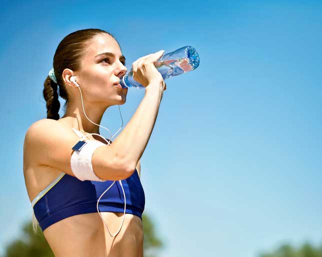 Uống đều nước trước, trong và sau khi chạy. Nhớ bổ sung nước điện giải để bù lượng mồ hôi được thoát ra
