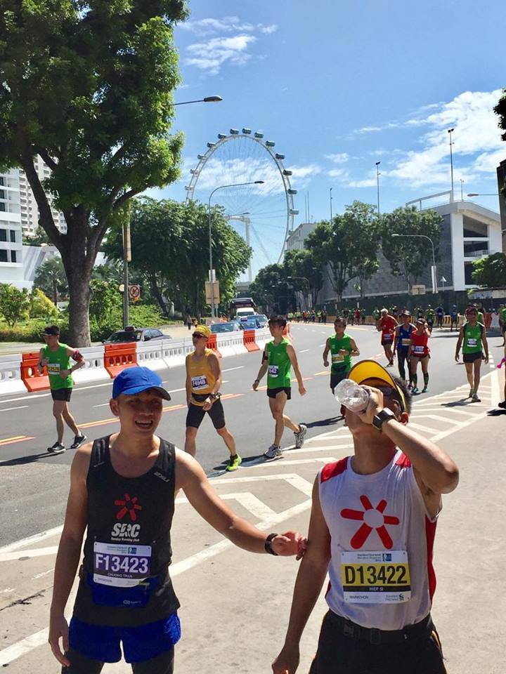 Độ ẩm cao tại Singapore Marathon làm khó các VĐV chạy marathon. Ảnh: SRC