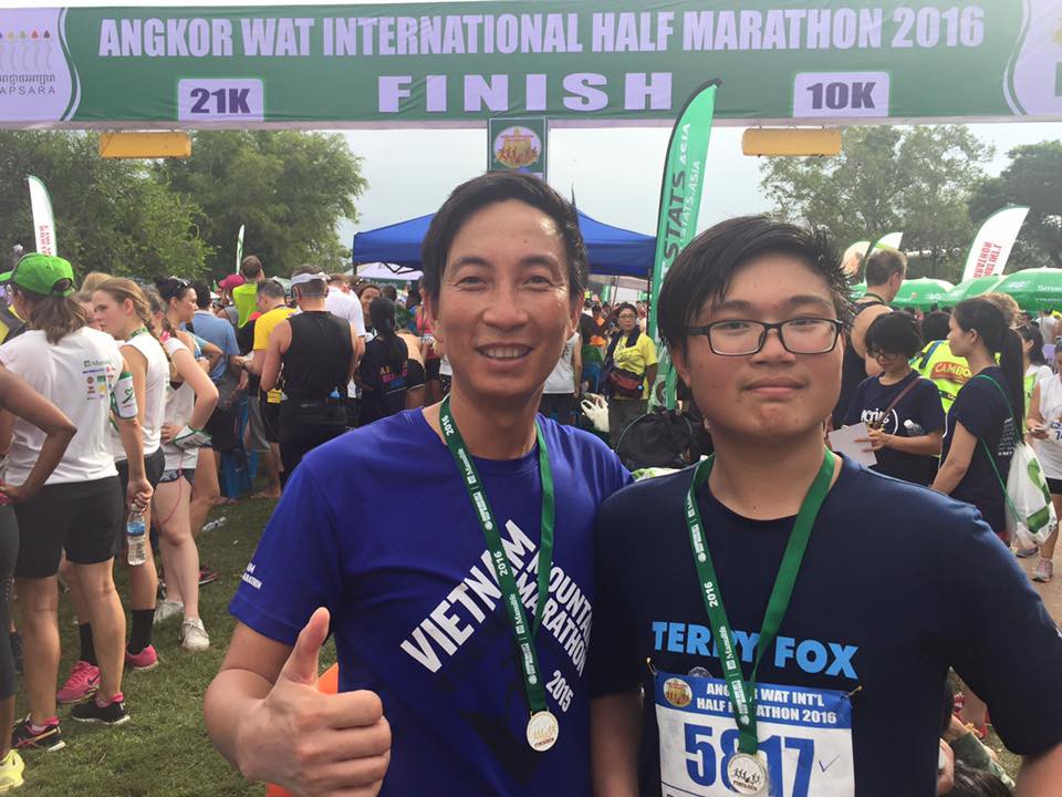 Anh Nguyễn Hoành Tiến và con trai tại giải chạy Angkor Wat Half Marathon 2016