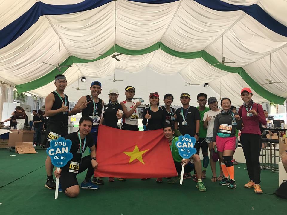 Các VĐV Việt Nam thuộc hội chạy Sunday Running Club (SRC) chuẩn bị xuất phát