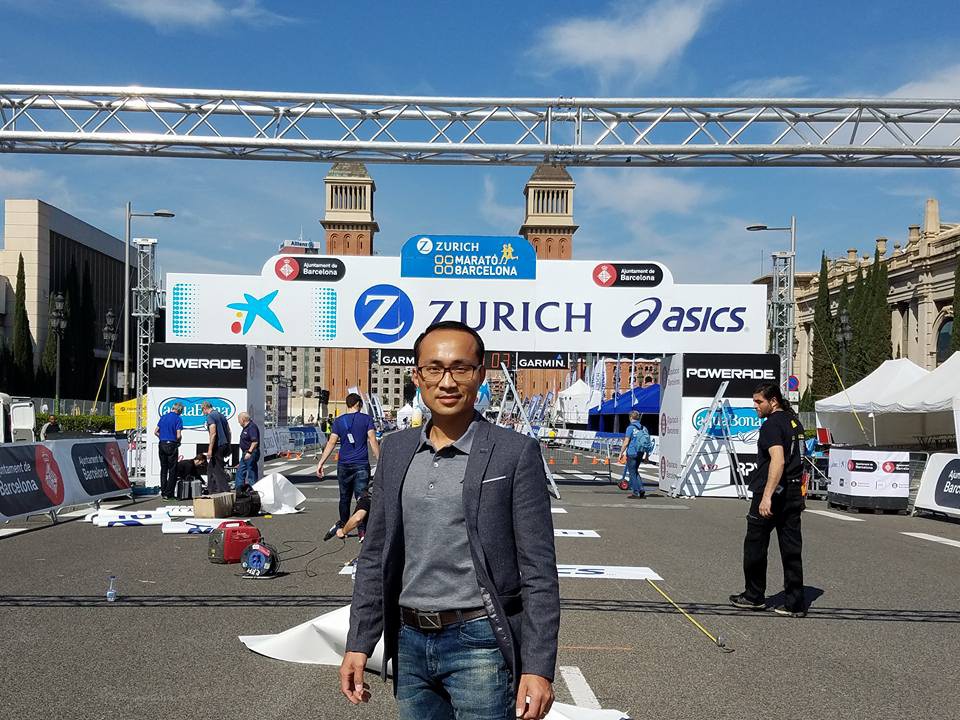 Anh Phạm Duy Cường tại điểm xuất phát Barcelona Marathon