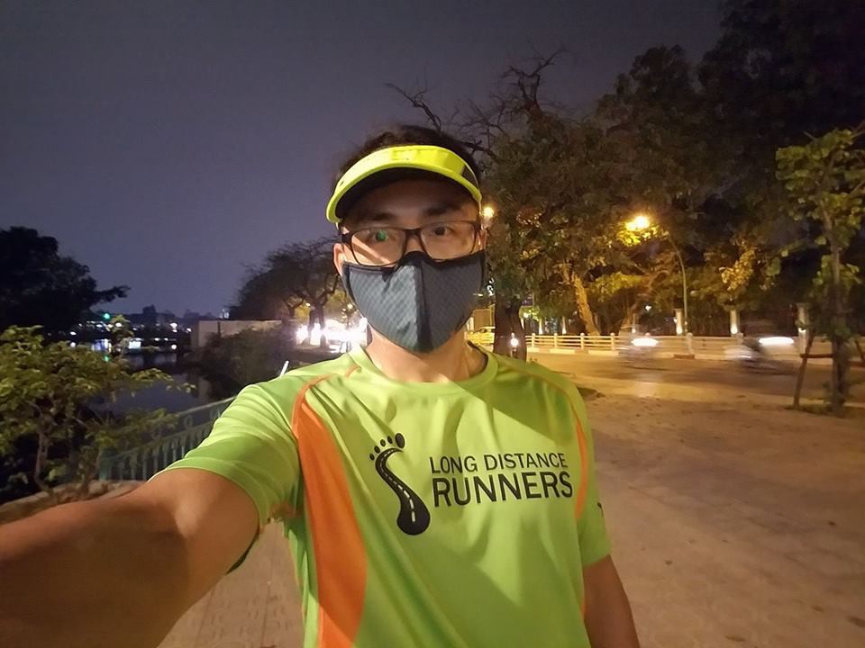 Trong hơn 2 tháng qua, anh Cường đeo mặt nạ trong khi chạy tập hoặc tham gia giải để làm quen với tình trạng thiếu oxy 