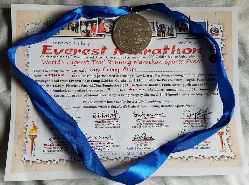 Huy chương và giấy chứng nhận của BTC Everest Marathon