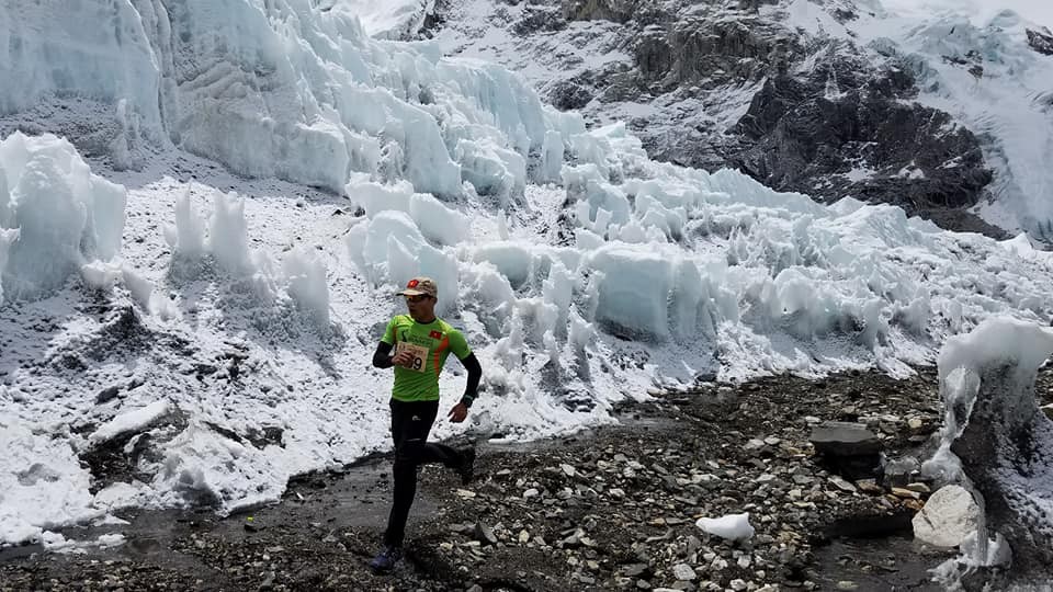 Anh Phạm Duy Cường với số bib 069 trên đường chạy Everest Marathon