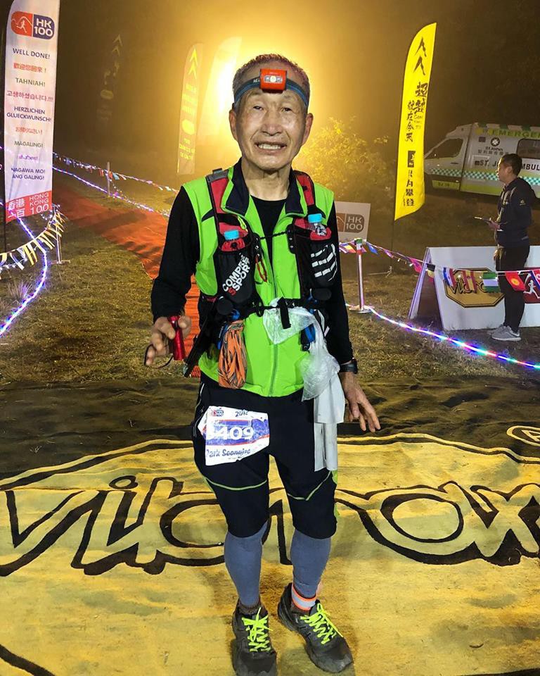 Seongjae Park, VĐV 76 tuổi hoàn thành 100km với thời gian 22:05:27, xếp hạng 901 chung cuộc. Ảnh: Hong Kong 100