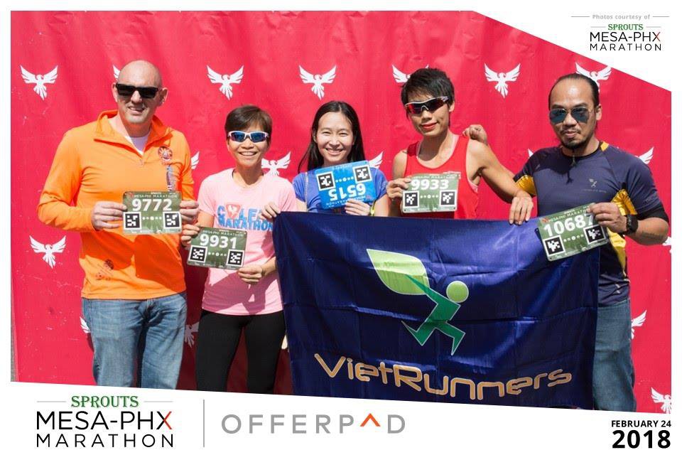 Tiểu Phương (thứ 2 từ phải sang) và các bạn chạy người Việt CLB chạy Viet Runners & Friends