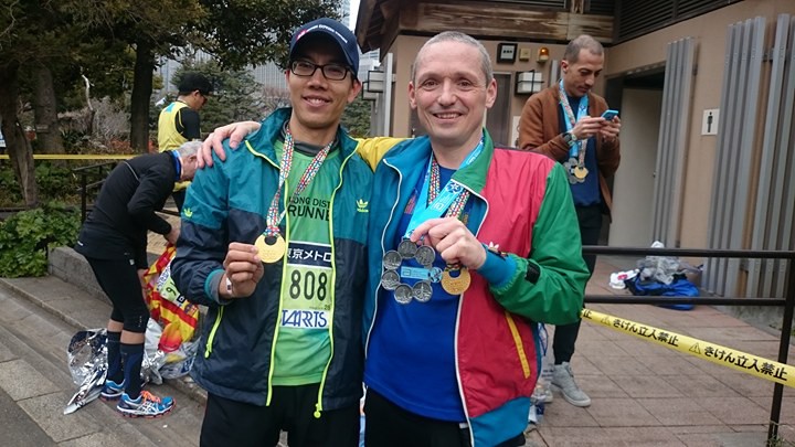 Anh Nguyễn Hà Giang (trái), thành viên Hội những người thích chạy đường dài LDR và tấm huy chương sau khi hoàn thành với thời gian 3 giờ 35 phút