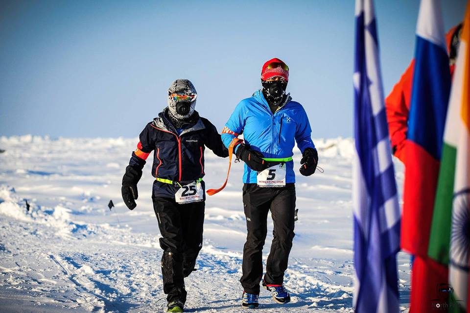 VĐV khiếm thị chạy marathon ở Bắc Cực. Ảnh: NPMarathon