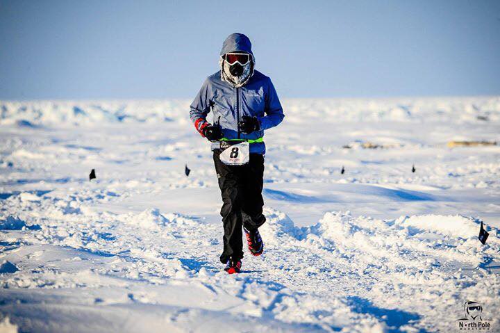 VĐV Đỗ Đức trên đường chạy marathon ở Bắc Cực. Ảnh: NVCC