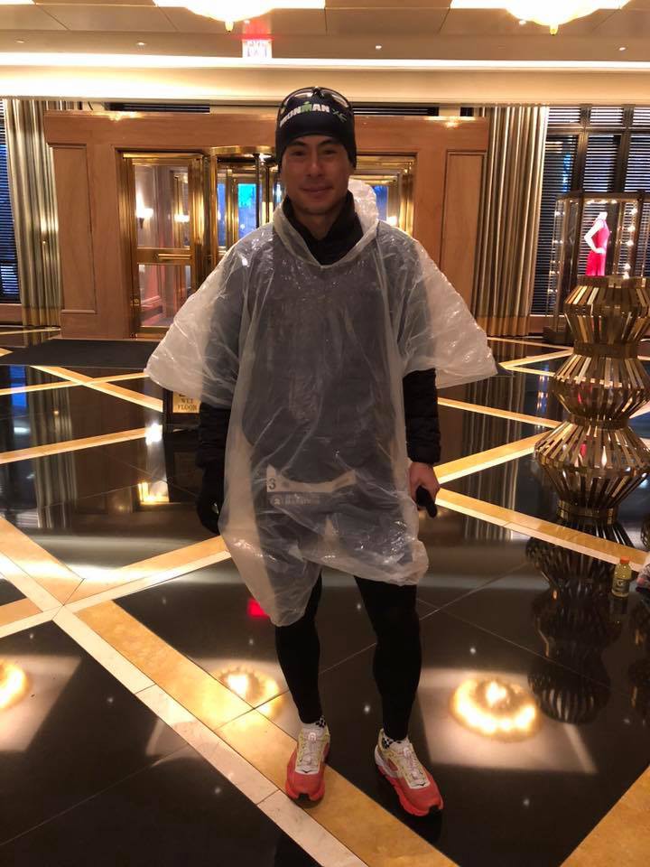 Ironman Trịnh Bằng trong trang phục kín mít để tránh mưa rét. Ảnh: Trịnh Bằng