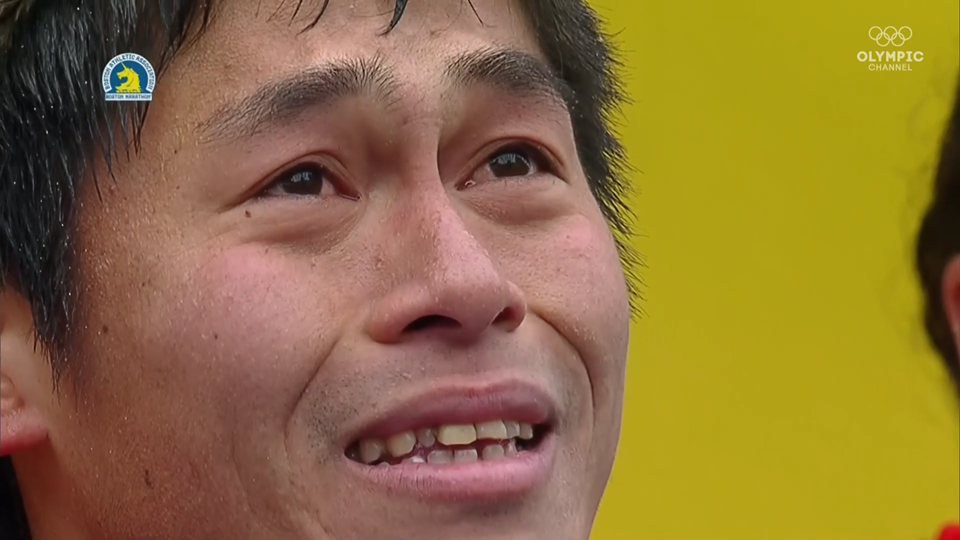 Kawauchi rưng rưng khóc trong lễ trao giải