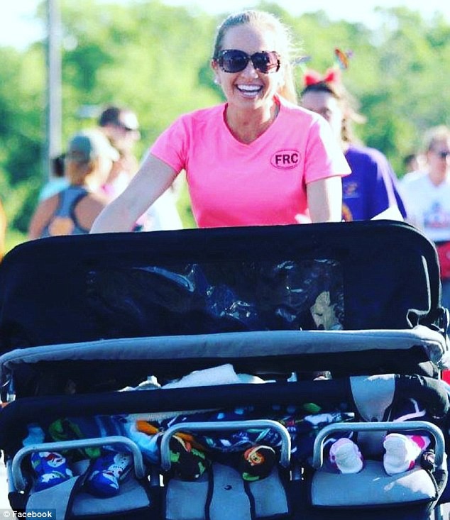 Suzy Goodwin chạy cùng 3 con về nhất cự ly 5km hồi tháng 5. Bà mẹ bỉm sữa này là người rất yêu chạy bộ, từng chạy hơn 50 giải marathon trên 42 bang nước Mỹ. 
