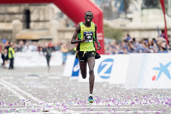 ''Cờ đến tay'' Pacer Jonah Kipkemoi Chesum (Ethiopia). Không hạt giống nào trụ lại được với vận tốc dẫn của anh, người từng tham dự Paralympic 2012 nội dung 1500m hạng thương tật T46