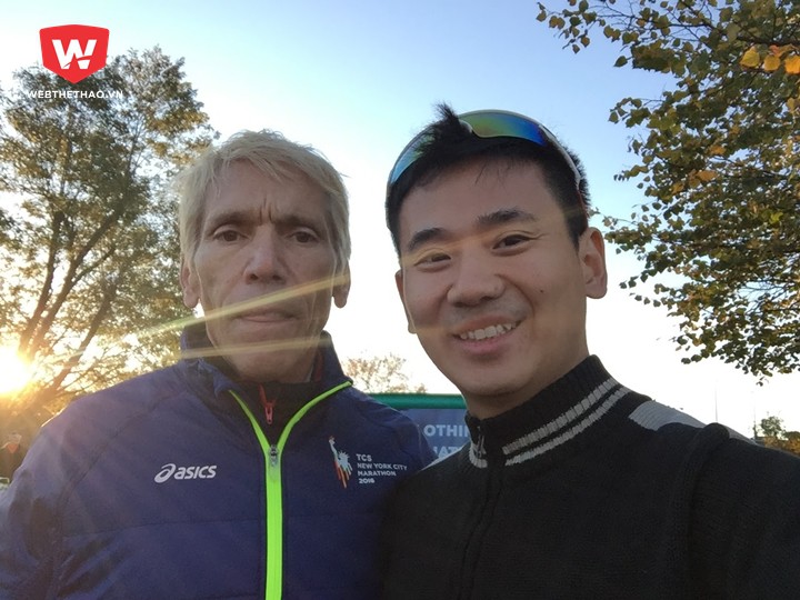 VĐV Linh Lê selfie cùng Chủ tịch NYRR (BTC), Giám đốc giải Peter Ciaccia