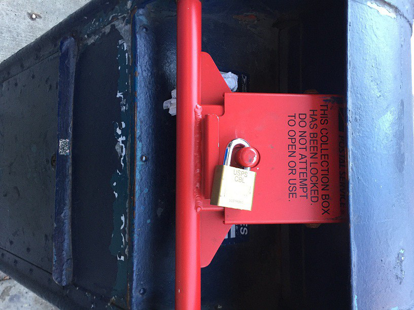 Các thùng thư gần khu vực đường chạy được khóa kín để chống bom khủng bố