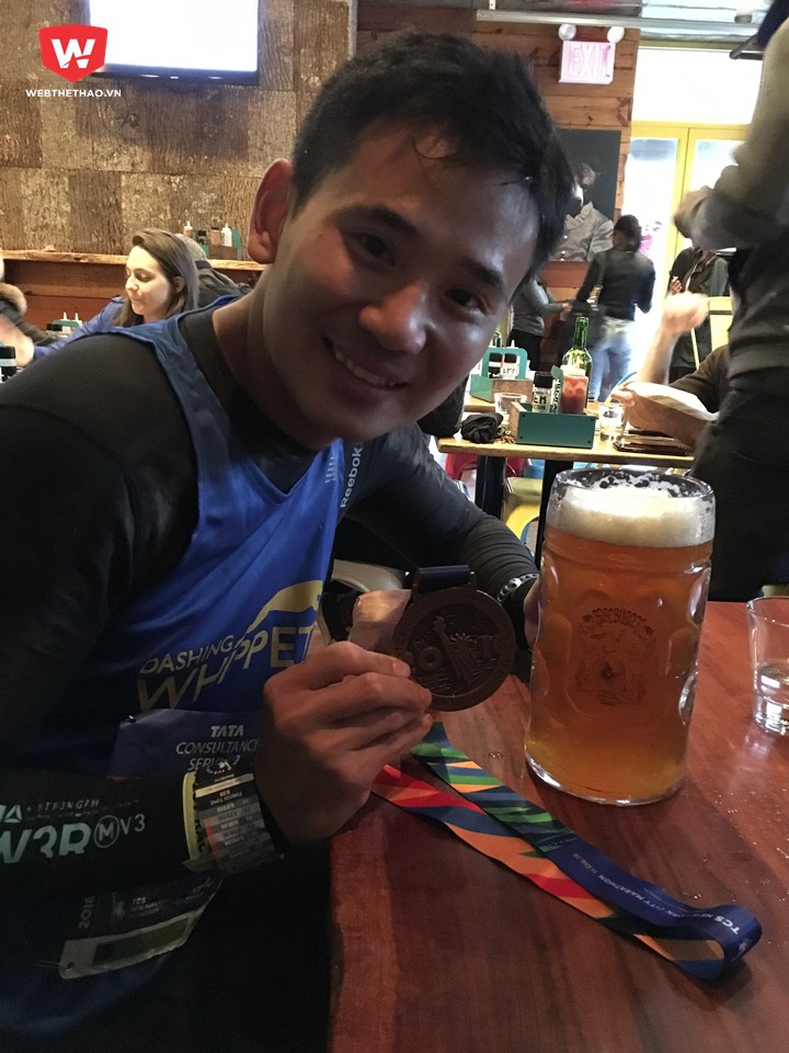 Thường thức bia miễn phí của một quán bar dành cho Marathon Finisher (những người hoàn thành marathon)